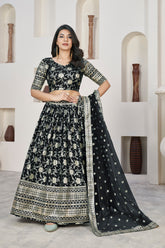 Lehenga Choli brodé en soie tissée Zari noire Dolla
